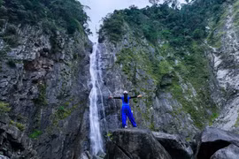 Thác Hùng Ngàn hoang sơ ẩn mình giữa rừng Quảng Ngãi, hút khách mê trekking