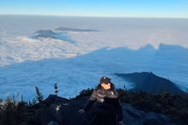 Chinh phục đỉnh núi 'năm ngón tay', ngắm biển mây giữa đại ngàn Tây Bắc