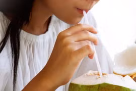 “3 không” khi uống nước dừa vào mùa hè để tránh hại sức khỏe