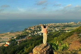 Sau buổi sáng ngắm bình minh, Thủy dành thời gian đi dạo khắp đảo. Không theo bản đồ, cũng chẳng cần lịch trình. Chỉ cần thấy một con đường nhỏ đẹp là rẽ vào. Có hôm cô ghé hàng bún cá gần chợ, hôm khác lại ngồi ở xe cà phê cóc bên đường, thưởng thức ly xu xoa mát lạnh và quan sát nhịp sống chậm rãi của đảo.