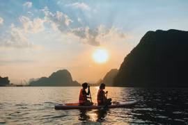 Đứng trên mạn thuyền hay bên bãi cát, du khách sẽ bắt gặp khung cảnh rực rỡ nhưng cũng rất đỗi nhẹ nhàng – một vẻ đẹp được ví như “khoảnh khắc trăm năm duyên một lần được gặp” giữa biển trời Cát Bà. Ảnh Checkin Việt Nam