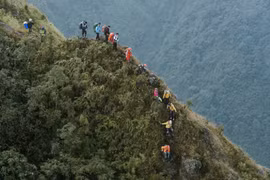 Theo dấu mây trời, chinh phục chuỗi đỉnh núi khắc nghiệt ở Bình Lư