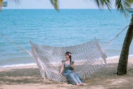 Biển Đà Nẵng dịu dàng trong tiết trời giao mùa, hút du khách tìm bình yên