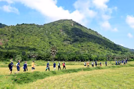 Du lịch núi Cấm mùa mưa, băng rừng, tắm suối, hít hà thiên nhiên