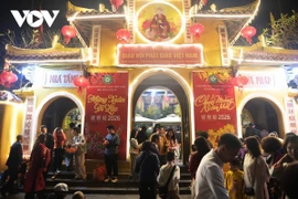 Người dân nườm nượp lễ chùa ngay sau Giao thừa Xuân Bính Ngọ 2026