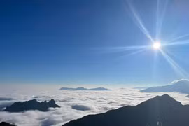 'Săn' biển mây bồng bềnh ở ngôi làng cao nhất Việt Nam