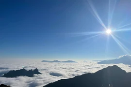 'Săn' biển mây bồng bềnh ở ngôi làng cao nhất Việt Nam