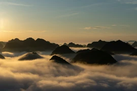 Theo bước chân du khách lên đỉnh Nà Lay săn mây, ngắm sao