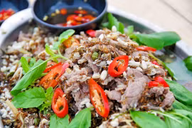 “Chha ca dao” thực chất là tên loại lá gia vị xuất phát từ tiếng Khmer. Lá có mùi thơm mạnh, phảng phất như sự hòa quyện giữa sả, húng quế và chút hương rừng đặc trưng. Người dân thường trồng quanh vườn, hái dùng trong các món xào hoặc món nướng để tăng hương vị. Ảnh Dương Việt Anh