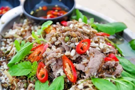 “Chha ca dao” thực chất là tên loại lá gia vị xuất phát từ tiếng Khmer. Lá có mùi thơm mạnh, phảng phất như sự hòa quyện giữa sả, húng quế và chút hương rừng đặc trưng. Người dân thường trồng quanh vườn, hái dùng trong các món xào hoặc món nướng để tăng hương vị. Ảnh Dương Việt Anh