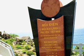 Du khách bất ngờ với 'tour guide 4 chân' tại Mũi Điện