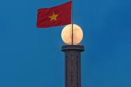 Kỳ diệu khoảnh khắc Mặt Trăng "neo" đỉnh cột cờ Lũng Cú