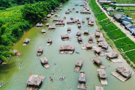 Trải nghiệm bè nổi trên sông Bôi, tận hưởng núi non trùng điệp ở Phú Thọ