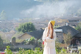 Ngày thứ ba mở ra những trải nghiệm tuyệt vời với Lô Lô Chải – ngôi làng cộng đồng nổi tiếng, nơi du khách tham quan, chụp ảnh và hòa mình vào không khí hiền hòa của bản làng.