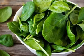 Không chỉ bổ dưỡng, rau chân vịt giúp nuôi tóc khỏe, giảm rụng rõ rệt