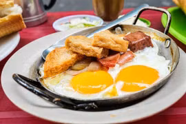 Bánh mì ốp la Hòa Mã có gì khiến thực khách phải trầm trồ?