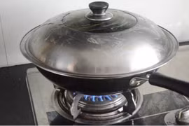 Nắp nồi bẩn hóa sạch bóng nhờ chiêu úp ngược đơn giản 