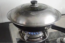 Nắp nồi bẩn hóa sạch bóng nhờ chiêu úp ngược đơn giản 