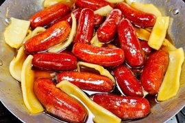 Tưởng xúc xích chiên, hóa ra đặc sản trứ danh xứ sông nước