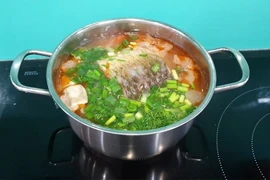 7 cách cứu nồi canh bị mặn, ai cũng làm được tại nhà