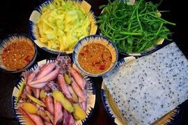 Vì sao mực cuốn rau muống gây sốt cộng đồng ẩm thực? 