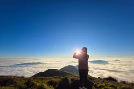 Sáng sớm là thời điểm không thể bỏ lỡ để săn “biển mây”. Những đám mây trắng bồng bềnh bao phủ lưng chừng núi, hòa cùng tia nắng đầu ngày, tạo nên một khung cảnh huy hoàng và rực rỡ. Ảnh Xuân Chờ