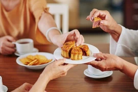 Bí quyết ăn bánh trung thu thoải mái mà không lo vòng eo tăng số