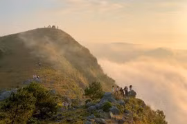 Cao nguyên xanh mướt ở Bắc Ninh hút du khách đến cắm trại