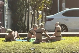 Mặc bikini tắm nắng trước chùa, nhóm du khách bị chỉ trích tại Thái Lan