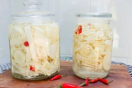 Tự tay làm măng chua tỏi ớt giòn sần sật, chống ngán cho cả gia đình