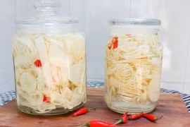 Tự tay làm măng chua tỏi ớt giòn sần sật, chống ngán cho cả gia đình