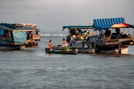 Một trong những nét đặc trưng tạo nên bản sắc riêng của chợ nổi Long Xuyên là “cây bẹo”. Trên mỗi ghe buôn, người bán treo lủng lẳng các mặt hàng mình kinh doanh lên một cây sào trước mũi ghe.