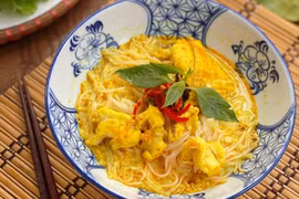 Theo người dân địa phương, bún kèn có nguồn gốc từ ẩm thực Campuchia. Cái tên được gọi chệch từ tiếng Khmer “ken”, dùng để chỉ các món nấu với nước cốt dừa và màu vàng của nghệ – linh hồn của món ăn. Ảnh MIA