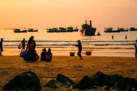 Bình minh rộn ràng trên chợ cá Long Thủy, Phú Yên