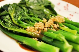 Rau cải bó xôi xốt thịt cua. Ảnh minh họa