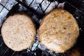 Đối với nhiều du khách, bánh tam giác mạch không chỉ là món ăn để thưởng thức cho biết. Nó là hương vị của núi rừng, là câu chuyện văn hóa được gói trong chiếc bánh thô mộc. Khi mang vài chiếc bánh về làm quà, nghĩa là bạn mang theo một phần ký ức Hà Giang – giản dị, ấm áp và đầy tình người. Ảnh dulichviet