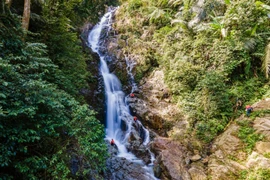 Thác Dương Cầm hoang sơ giữa rừng sâu hút khách trekking hè