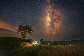 "Săn" dải Ngân Hà và ngắm bình minh tại đồi chè Long Cốc