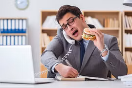 Thói quen ăn không tập trung khiến dạ dày 'khóc thét'