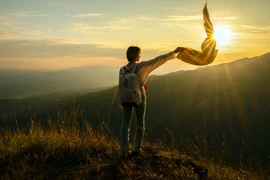 Trekking đỉnh Phia Pò 'nóc nhà' xứ Lạng giữa thảo nguyên bạt ngàn