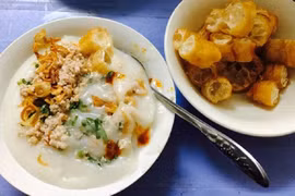 Cháo cay là món ăn không thể thiếu trong những ngày đông. Từ cháo lươn, cháo trai, cháo sườn đến cháo thập cẩm, tất cả đều được nâng tầm nhờ tương ớt chưng đặc trưng của từng quán. Từng thìa cháo sánh mịn, ngọt từ xương ninh, thơm hành phi giòn rụm, quyện vị cay nồng tạo cảm giác ấm áp từ trong ra ngoài. Ảnh MIA