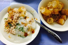 Cháo cay là món ăn không thể thiếu trong những ngày đông. Từ cháo lươn, cháo trai, cháo sườn đến cháo thập cẩm, tất cả đều được nâng tầm nhờ tương ớt chưng đặc trưng của từng quán. Từng thìa cháo sánh mịn, ngọt từ xương ninh, thơm hành phi giòn rụm, quyện vị cay nồng tạo cảm giác ấm áp từ trong ra ngoài. Ảnh MIA