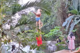 Du khách gây tranh cãi vì tập yoga phản cảm trong chùa cổ Thái Lan