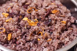 Cách làm món xôi trám cũng đòi hỏi sự cầu kỳ và tỉ mỉ. Trám được om trong nước ấm ở nhiệt độ 55–65 độ để chín mềm, giữ nguyên vị bùi béo. Sau đó, người dân tách hạt, giã nhuyễn rồi rim với thịt băm và hành phi cho dậy mùi. Ảnh Tapchidulichtphcm