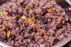 Cách làm món xôi trám cũng đòi hỏi sự cầu kỳ và tỉ mỉ. Trám được om trong nước ấm ở nhiệt độ 55–65 độ để chín mềm, giữ nguyên vị bùi béo. Sau đó, người dân tách hạt, giã nhuyễn rồi rim với thịt băm và hành phi cho dậy mùi. Ảnh Tapchidulichtphcm