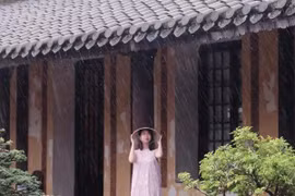 Miền Trung mưa bão, du khách vẫn khám phá theo cách riêng