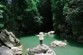 Suối Bản Án hút du khách bởi vẻ đẹp nguyên sơ hiếm có