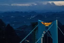 Trải nghiệm quán cà phê độc đáo lơ lửng trên cầu cao nhất thế giới