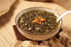 Trải nghiệm thú vị khác là cùng người dân hái lá rừng, tìm hiểu kiến thức bản địa và tận mắt thấy cách chọn lá tươi ngon. Với du khách, đây là cơ hội kết hợp du lịch sinh thái và ẩm thực truyền thống, hiểu thêm về văn hóa, phong tục vùng cao. Ảnh Hương vị xứ Thanh