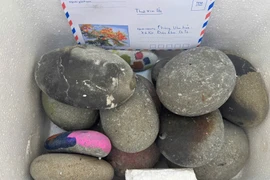 Du khách trả lại 14kg đá cuội lấy từ biển Cô Tô sau nhiều năm